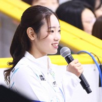 アイスショー「ブルーム・オン・アイス」であいさつする長岡柚奈＝兵庫県尼崎市の尼崎スポーツの森で2026年5月1日、前田梨里子撮影