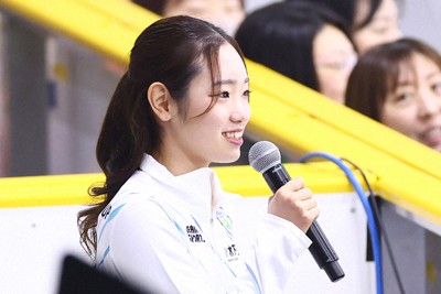 アイスショー「ブルーム・オン・アイス」であいさつする長岡柚奈＝兵庫県尼崎市の尼崎スポーツの森で2026年5月1日、前田梨里子撮影
