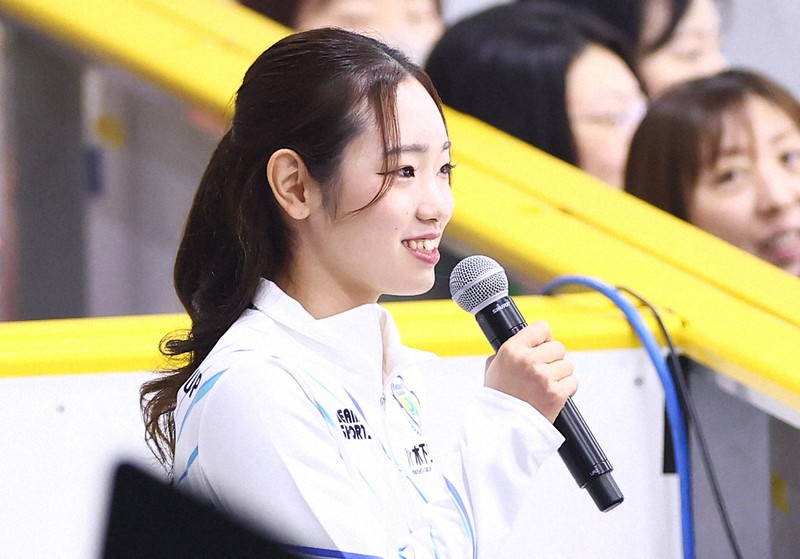 アイスショー「ブルーム・オン・アイス」であいさつする長岡柚奈＝兵庫県尼崎市の尼崎スポーツの森で2026年5月1日、前田梨里子撮影