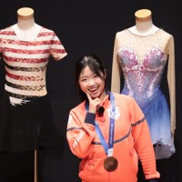 祝賀会に出席し、今季の衣装の前でポーズを取る中井亜美選手＝千葉県流山市のスターツおおたかの森ホールで2026年5月1日午前11時34分、神山恵撮影