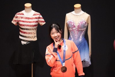 祝賀会に出席し、今季の衣装の前でポーズを取る中井亜美選手＝千葉県流山市のスターツおおたかの森ホールで2026年5月1日午前11時34分、神山恵撮影