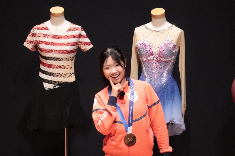 祝賀会に出席し、今季の衣装の前でポーズを取る中井亜美選手＝千葉県流山市のスターツおおたかの森ホールで2026年5月1日午前11時34分、神山恵撮影