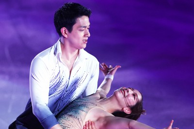 アイスショー「ブルーム・オン・アイス」で演技する三浦璃来さん、木原龍一さん組＝兵庫県尼崎市の尼崎スポーツの森で2026年5月1日、前田梨里子撮影