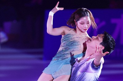 アイスショー「ブルーム・オン・アイス」で演技する三浦璃来さん、木原龍一さん組＝兵庫県尼崎市の尼崎スポーツの森で2026年5月1日、前田梨里子撮影