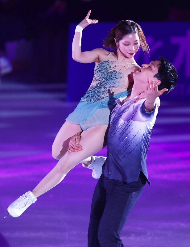 アイスショー「ブルーム・オン・アイス」で演技する三浦璃来さん、木原龍一さん組＝兵庫県尼崎市の尼崎スポーツの森で2026年5月1日、前田梨里子撮影