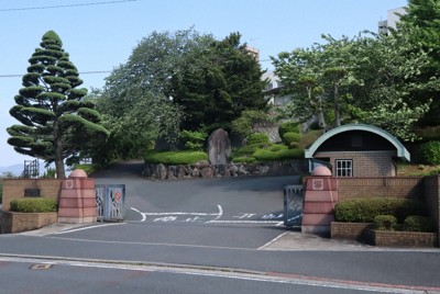 2027年度以降の中学校の生徒募集を停止した西南女学院中学校・高校＝北九州市小倉北区上到津で2026年5月1日午後4時2分、谷由美子撮影
