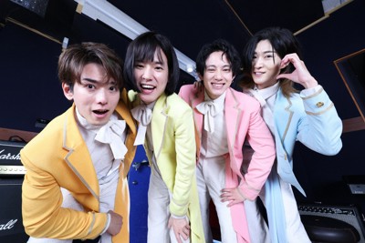 「純烈」の弟分としてデビューした歌謡グループ「モナキ」の4人。右からメンバーのサカイJr.さん、ケンケンさん、おヨネさん、じんさん＝東京都豊島区で2026年4月23日、後藤由耶撮影