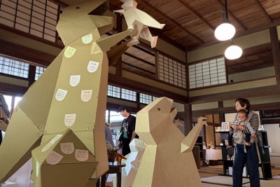 巨大なクラフト作品「ヤスカワザウルス」＝北九州市戸畑区で2026年4月25日午後3時22分、橋本勝利撮影
