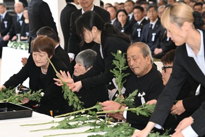 水俣病犠牲者慰霊式で献花する患者ら＝熊本県水俣市で2026年5月1日午後1時50分、矢頭智剛撮影