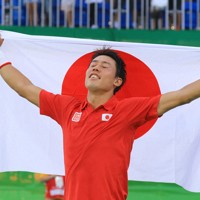 テニス男子で銅メダルを獲得した錦織圭。日の丸を掲げ万感の表情を見せた＝リオデジャネイロの五輪テニスセンターで2016年8月14日、梅村直承撮影