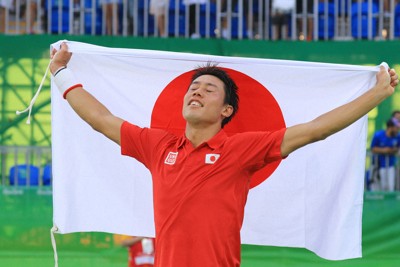 テニス男子で銅メダルを獲得した錦織圭。日の丸を掲げ万感の表情を見せた＝リオデジャネイロの五輪テニスセンターで2016年8月14日、梅村直承撮影