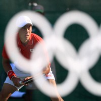 【テニス】男子シングルス3位決定戦第2セット、ラファエル・ナダルのサーブを待ち構える錦織圭＝リオデジャネイロの五輪テニスセンターで2016年8月14日、梅村直承撮影