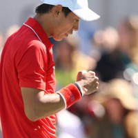 【テニス】　男子シングルス準決勝　第2セット、英国のアンディ・マリーからポイントを奪い、拳を固める錦織圭＝リオデジャネイロの五輪テニスセンターで2016年8月13日、小川昌宏撮影