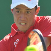 悲願　テニス男子シングルス3位決定戦でスペインのラファエル・ナダル選手を破り、銅メダルをとった錦織圭選手＝ブラジル・リオデジャネイロの五輪テニスセンターで2016年8月14日、和田大典撮影