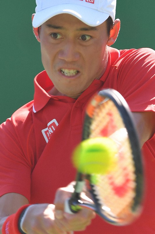 悲願　テニス男子シングルス3位決定戦でスペインのラファエル・ナダル選手を破り、銅メダルをとった錦織圭選手＝ブラジル・リオデジャネイロの五輪テニスセンターで2016年8月14日、和田大典撮影
