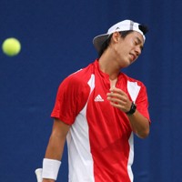 【錦織－シュットラー】　不利な展開に顔をゆがめる錦織圭＝北京市の五輪公園テニス場で2008年8月11日、梅村直承撮影