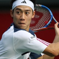 第1セット、懸命にボールを追う錦織圭＝東京・有明コロシアムで2010年10月5日、梅村直承撮影