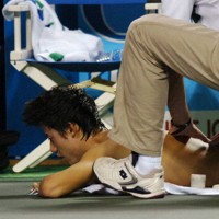 AIGオープンテニス【錦織圭・フレイシュマン】試合途中で治療を受ける錦織＝東京・有明コロシアムで2007年10月1日、馬場理沙撮影