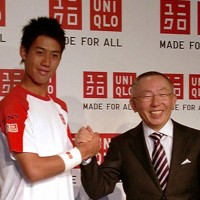 スポンサー契約を結び、握手を交わす錦織（左）とユニクロの柳井正会長兼社長＝2011年1月26日午後3時3分、平本泰章撮影