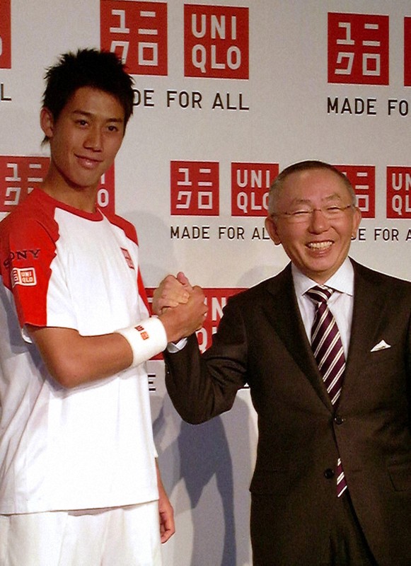 スポンサー契約を結び、握手を交わす錦織（左）とユニクロの柳井正会長兼社長＝2011年1月26日午後3時3分、平本泰章撮影
