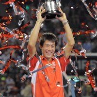 優勝トロフィーを掲げて喜ぶ錦織圭＝有明コロシアムで2012年10月7日、木葉健二撮影