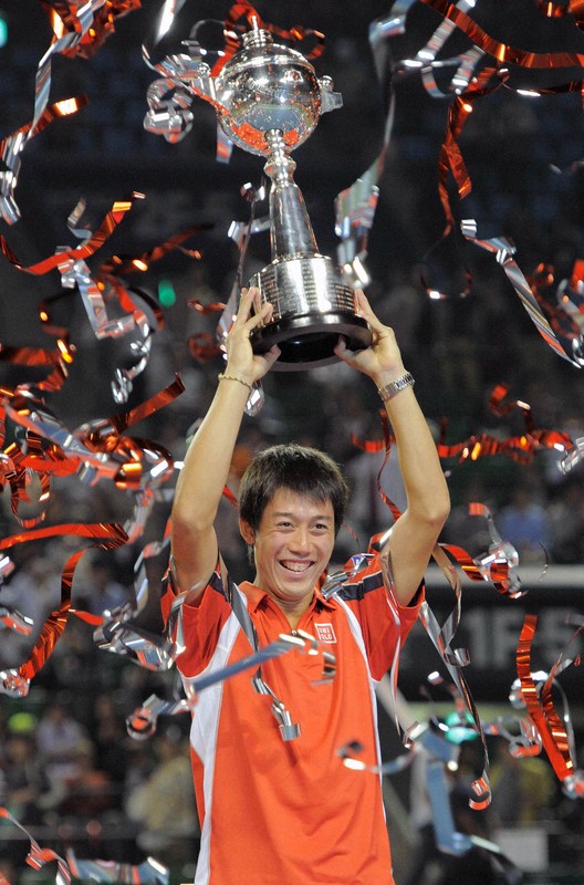 優勝トロフィーを掲げて喜ぶ錦織圭＝有明コロシアムで2012年10月7日、木葉健二撮影
