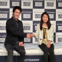 ソチ五輪向けに開発された新たな寝具の発表会見で、ジャンプ女子の高梨沙羅（右）に五輪に向けた助言を送った錦織圭＝2013年9月26日、東京都港区のグランドハイアット東京で、石井朗生撮影