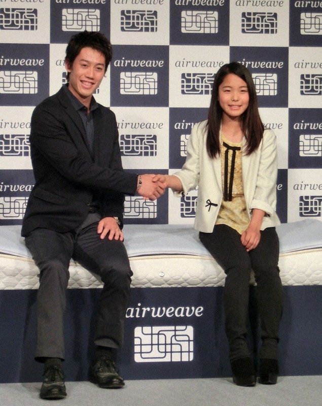 ソチ五輪向けに開発された新たな寝具の発表会見で、ジャンプ女子の高梨沙羅（右）に五輪に向けた助言を送った錦織圭＝2013年9月26日、東京都港区のグランドハイアット東京で、石井朗生撮影