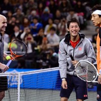 東日本大震災復興チャリティーマッチで、アンドレ・アガシ氏（左）と松岡修造氏（右）の試合の審判を務めた錦織圭選手＝東京都江東区の有明コロシアムで2014年11月22日午後0時13分、竹内紀臣撮影