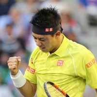 ｛13｝【男子シングルス準々決勝】　第3セット、クロアチアのマリン・チリッチと対戦し、ポイントを奪ってガッツポーズの錦織圭＝東京・有明テニスの森公園で2015年10月9日、小川昌宏撮影