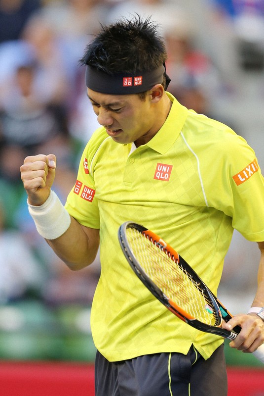 ｛13｝【男子シングルス準々決勝】　第3セット、クロアチアのマリン・チリッチと対戦し、ポイントを奪ってガッツポーズの錦織圭＝東京・有明テニスの森公園で2015年10月9日、小川昌宏撮影