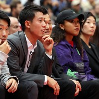【ロケッツ－ラプターズ】試合を観戦する男子テニスの錦織圭選手（左から2人目）。右から2人目は大坂なおみ選手＝さいたまスーパーアリーナで2019年10月10日、小川昌宏撮影