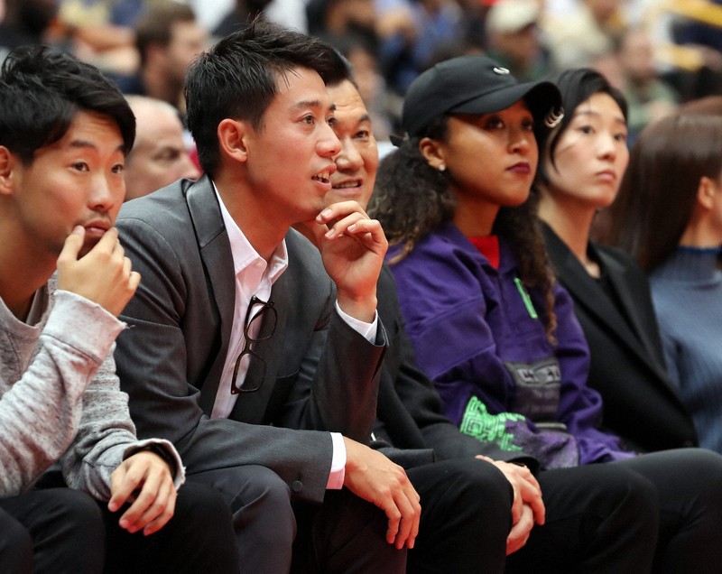 【ロケッツ－ラプターズ】試合を観戦する男子テニスの錦織圭選手（左から2人目）。右から2人目は大坂なおみ選手＝さいたまスーパーアリーナで2019年10月10日、小川昌宏撮影