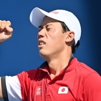 男子シングルス3回戦でブルガリアのイリヤ・イワシュカにストレート勝ちして喜ぶ錦織圭＝有明テニスの森公園で2021年7月28日、宮間俊樹撮影