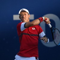 男子シングルス1回戦、ショットを放つ錦織圭＝有明テニスの森公園で2021年7月25日、久保玲撮影