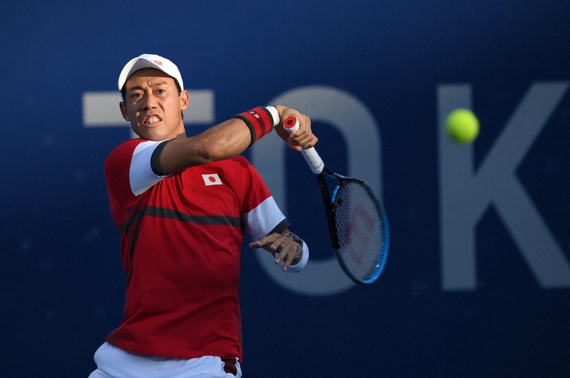 男子シングルス1回戦、ショットを放つ錦織圭＝有明テニスの森公園で2021年7月25日、久保玲撮影