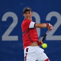 男子シングルス準々決勝でセルビアのノバク・ジョコビッチと対戦する錦織圭＝有明テニスの森公園で2021年7月29日、宮間俊樹撮影