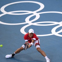 男子シングルス1回戦、ショットを放つ錦織圭＝有明テニスの森公園で2021年7月25日、久保玲撮影
