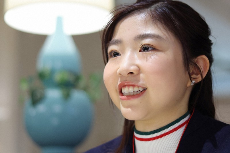 インタビューに答えるフィギュアスケートの千葉百音選手＝東京都港区で2026年4月22日、中川祐一撮影