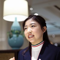 インタビューに答えるフィギュアスケートの千葉百音選手＝東京都港区で2026年4月22日、中川祐一撮影