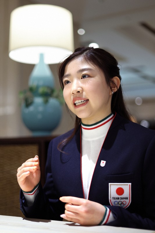 インタビューに答えるフィギュアスケートの千葉百音選手＝東京都港区で2026年4月22日、中川祐一撮影