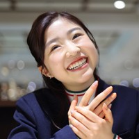 インタビューに答えるフィギュアスケートの千葉百音選手＝東京都港区で2026年4月22日、中川祐一撮影