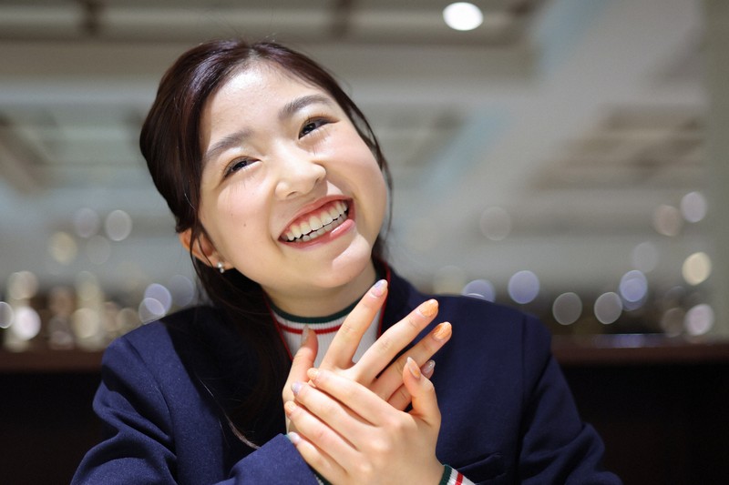 インタビューに答えるフィギュアスケートの千葉百音選手＝東京都港区で2026年4月22日、中川祐一撮影