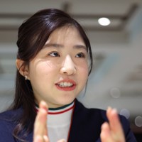インタビューに答えるフィギュアスケートの千葉百音選手＝東京都港区で2026年4月22日、中川祐一撮影