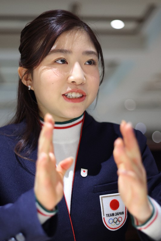インタビューに答えるフィギュアスケートの千葉百音選手＝東京都港区で2026年4月22日、中川祐一撮影