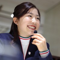 ポッドキャストの収録で笑顔を見せるフィギュアスケートの千葉百音選手＝東京都港区で2026年4月22日、中川祐一撮影