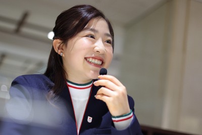 ポッドキャストの収録で笑顔を見せるフィギュアスケートの千葉百音選手＝東京都港区で2026年4月22日、中川祐一撮影