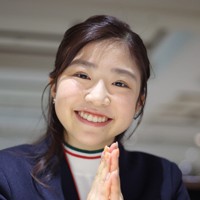 インタビューを終えて笑顔を見せるフィギュアスケートの千葉百音選手＝東京都港区で2026年4月22日、中川祐一撮影