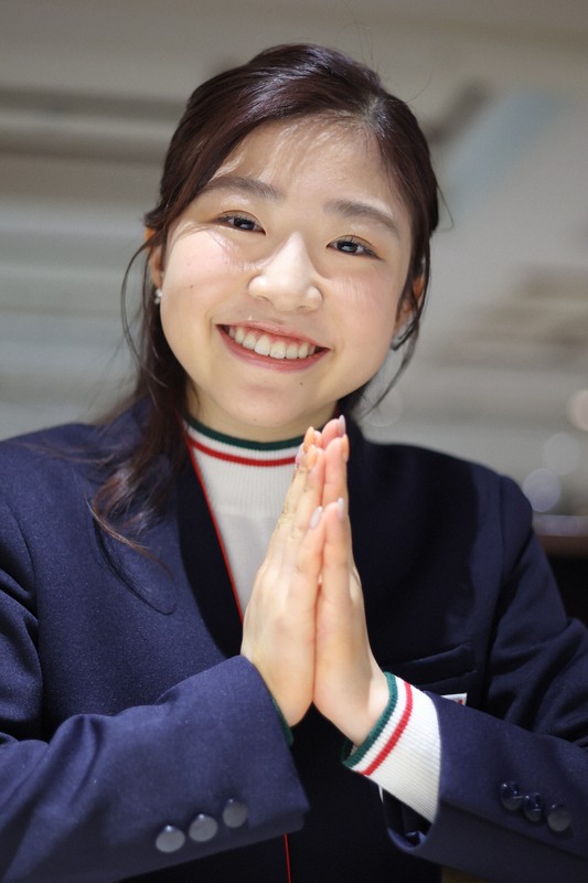 インタビューを終えて笑顔を見せるフィギュアスケートの千葉百音選手＝東京都港区で2026年4月22日、中川祐一撮影