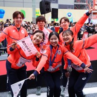 日本橋をパレードするフィギュアスケートの（手前左から）千葉百音さん、中井亜美さん、坂本花織さん、（後列左から）三浦佳生さん、佐藤駿さん、鍵山優真さん＝東京都中央区で2026年4月25日午前10時24分、猪飼健史撮影